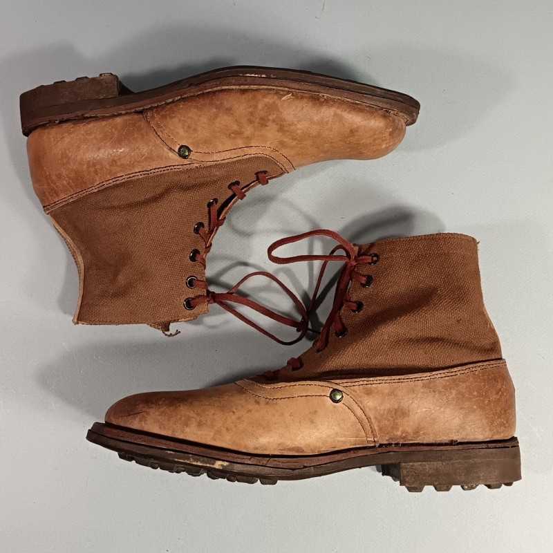 PAIRE DE BRODEQUINS FRANCAIS TOILE ET CUIR DE TYPE AFRIKAKORPS FABRICATION ALLEMANDE DEDOMMAGEMENT DE GUERRE