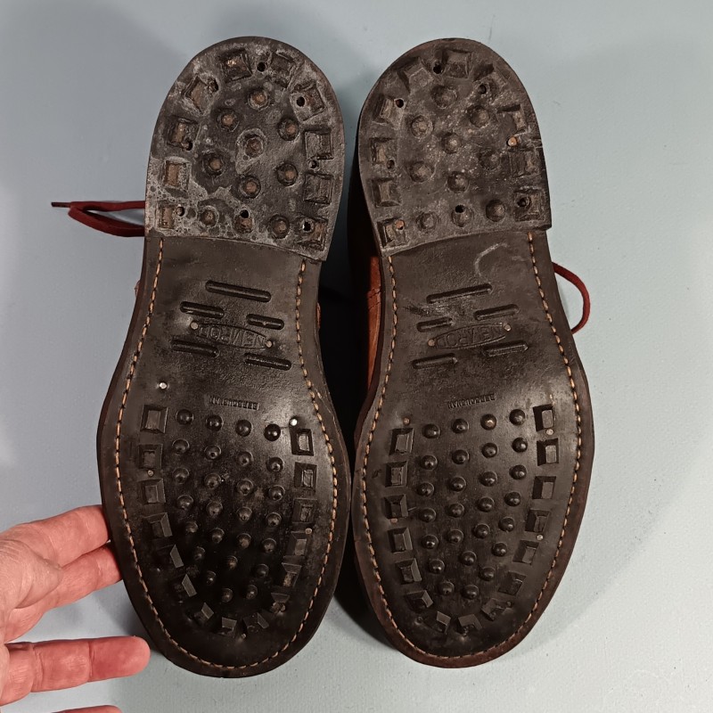 PAIRE DE BRODEQUINS FRANCAIS TOILE ET CUIR DE TYPE AFRIKAKORPS FABRICATION ALLEMANDE DEDOMMAGEMENT DE GUERRE