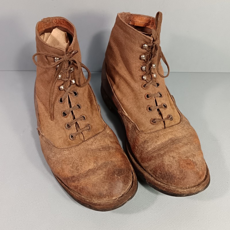 PAIRE DE BRODEQUINS FRANCAIS TOILE ET CUIR DE TYPE AFRIKAKORPS FABRICATION ALLEMANDE DEDOMMAGEMENT DE GUERRE T 39