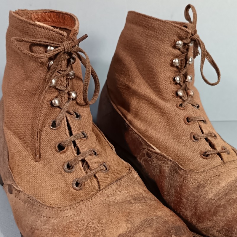 PAIRE DE BRODEQUINS FRANCAIS TOILE ET CUIR DE TYPE AFRIKAKORPS FABRICATION ALLEMANDE DEDOMMAGEMENT DE GUERRE T 39