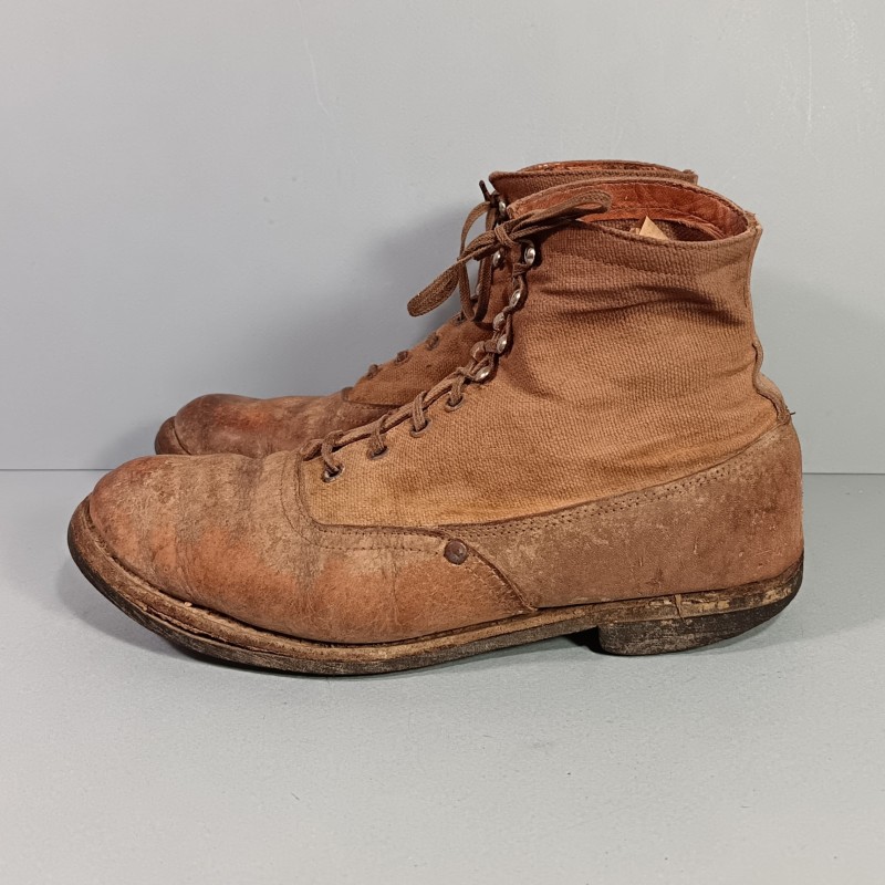 PAIRE DE BRODEQUINS FRANCAIS TOILE ET CUIR DE TYPE AFRIKAKORPS FABRICATION ALLEMANDE DEDOMMAGEMENT DE GUERRE T 39