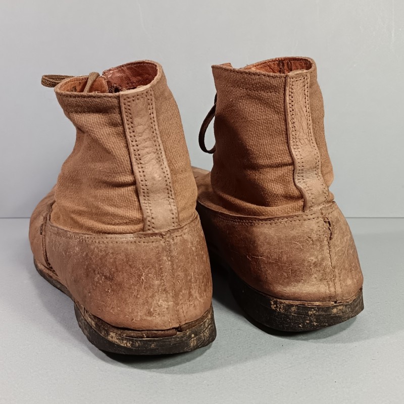 PAIRE DE BRODEQUINS FRANCAIS TOILE ET CUIR DE TYPE AFRIKAKORPS FABRICATION ALLEMANDE DEDOMMAGEMENT DE GUERRE T 39