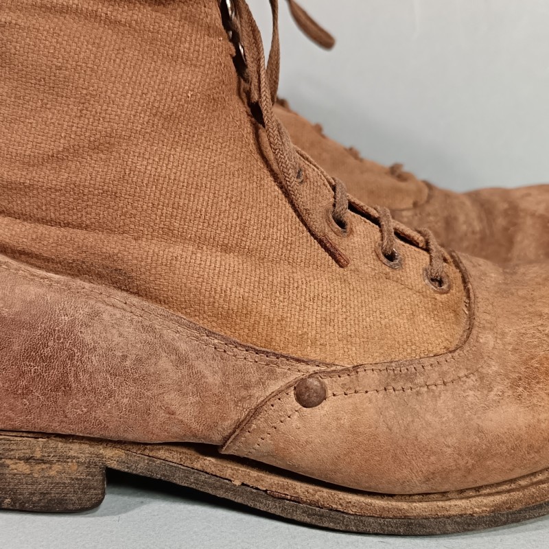 PAIRE DE BRODEQUINS FRANCAIS TOILE ET CUIR DE TYPE AFRIKAKORPS FABRICATION ALLEMANDE DEDOMMAGEMENT DE GUERRE T 39