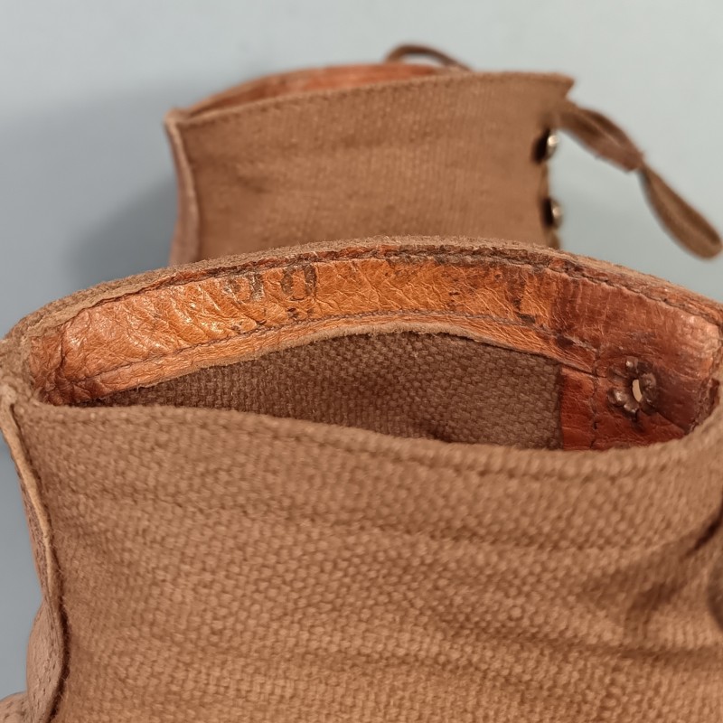 PAIRE DE BRODEQUINS FRANCAIS TOILE ET CUIR DE TYPE AFRIKAKORPS FABRICATION ALLEMANDE DEDOMMAGEMENT DE GUERRE T 39