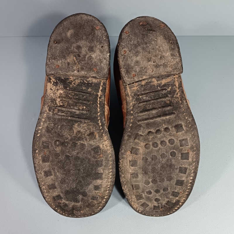 PAIRE DE BRODEQUINS FRANCAIS TOILE ET CUIR DE TYPE AFRIKAKORPS FABRICATION ALLEMANDE DEDOMMAGEMENT DE GUERRE T 39