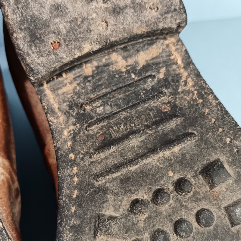 PAIRE DE BRODEQUINS FRANCAIS TOILE ET CUIR DE TYPE AFRIKAKORPS FABRICATION ALLEMANDE DEDOMMAGEMENT DE GUERRE T 39