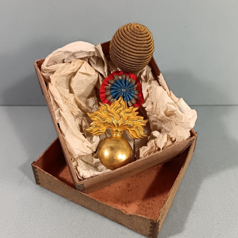 ATTRIBUT OU INSIGNE ET POMPON DE KEPI D'OFFICIERS MODELE 1886 OFFICIER D'INFANTERIE ET LEGION ETRANGERE LIEUTENANT CAPITAINE