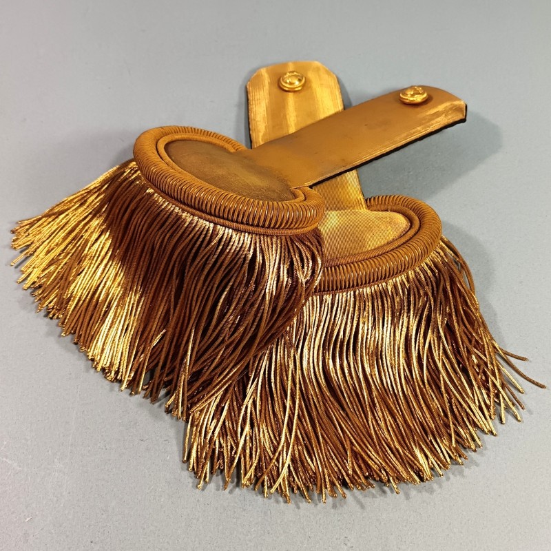 PAIRE D'EPAULETTES DE LIEUTENANT OU CAPITAINE D'OFFICIER D'INFANTERIE MODELE TROISIEME REPUBLIQUE 1914 TENUE 1931