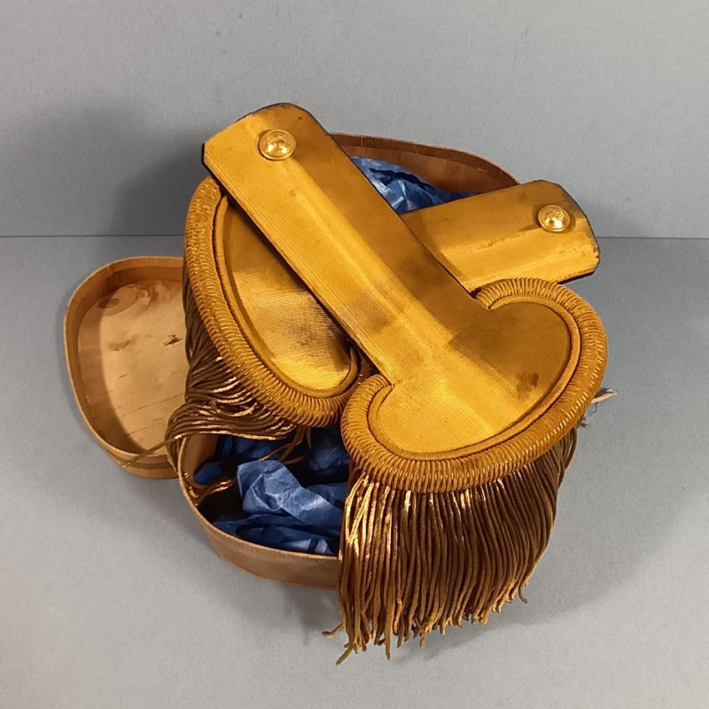 PAIRE D'EPAULETTES DE LIEUTENANT OU CAPITAINE D'OFFICIER D'INFANTERIE MODELE TROISIEME REPUBLIQUE 1914 TENUE 1931 EN BOITE