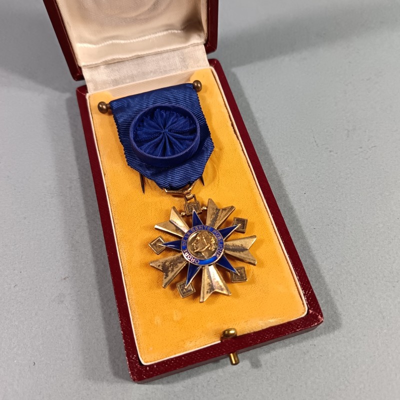 MEDAILLE D'OFFICIER DE L'ORDRE NATIONAL DE LA SANTE PUBLIQUE FABRICATION EN ARGENT EN COFFRET