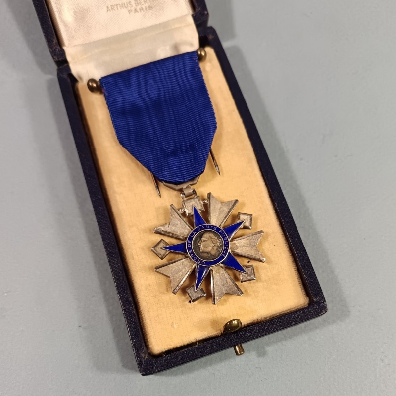 MEDAILLE DE CHEVALIER DE L'ORDRE NATIONAL DE LA SANTE PUBLIQUE FABRICATION EN ARGENT EN COFFRET
