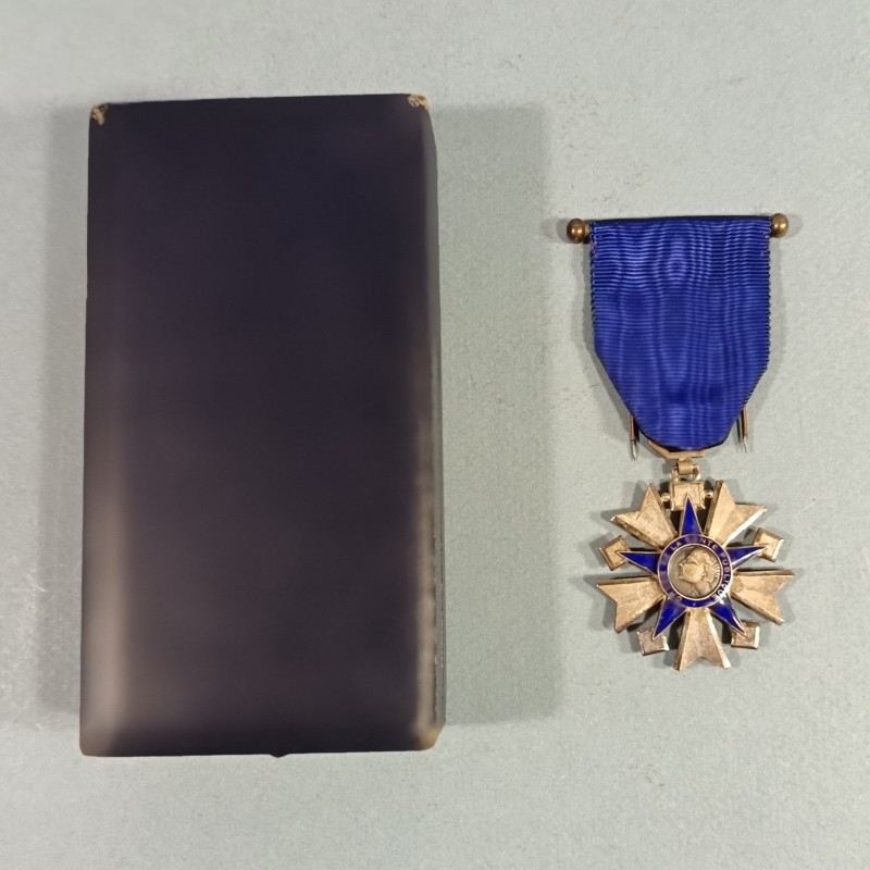 MEDAILLE DE CHEVALIER DE L'ORDRE NATIONAL DE LA SANTE PUBLIQUE FABRICATION EN ARGENT EN COFFRET