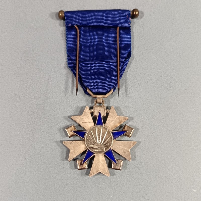 MEDAILLE DE CHEVALIER DE L'ORDRE NATIONAL DE LA SANTE PUBLIQUE FABRICATION EN ARGENT EN COFFRET