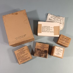 LOT DE MATERIEL US EN CARTON STOCK D'EPOQUE SECONDE GUERRE EQUIPEMENT DE RECHANGE POUR TRANSMISSION EMBALLAGES DATES 1944-45