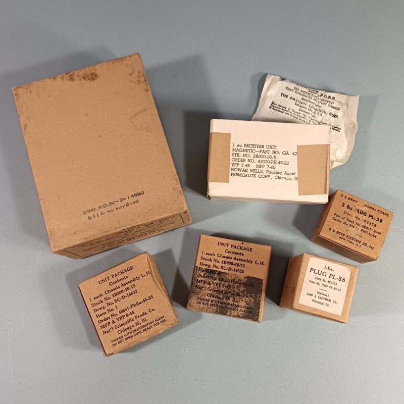LOT DE MATERIEL US EN CARTON STOCK D'EPOQUE SECONDE GUERRE EQUIPEMENT DE RECHANGE POUR TRANSMISSION EMBALLAGES DATES 1944-45