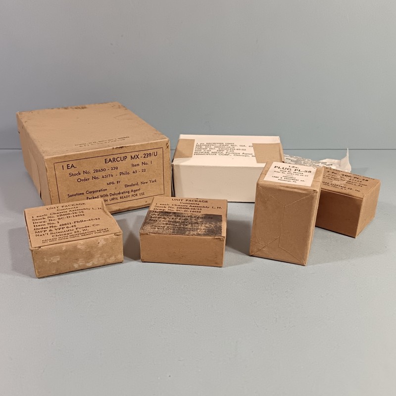 LOT DE MATERIEL US EN CARTON STOCK D'EPOQUE SECONDE GUERRE EQUIPEMENT DE RECHANGE POUR TRANSMISSION EMBALLAGES DATES 1944-45