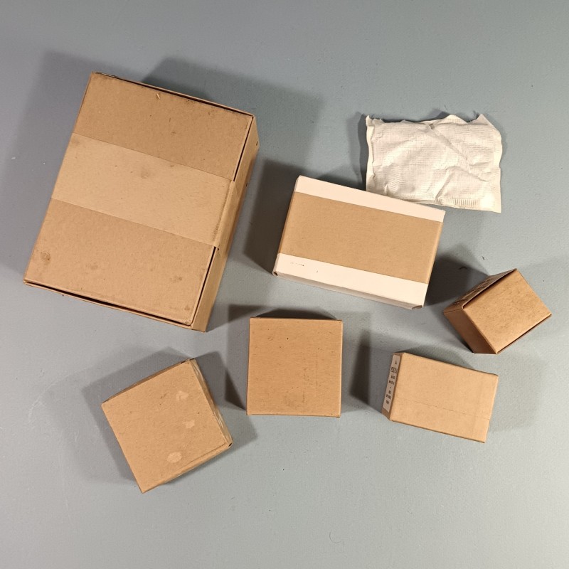 LOT DE MATERIEL US EN CARTON STOCK D'EPOQUE SECONDE GUERRE EQUIPEMENT DE RECHANGE POUR TRANSMISSION EMBALLAGES DATES 1944-45