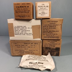 LOT DE MATERIEL US EN CARTON STOCK D'EPOQUE SECONDE GUERRE EQUIPEMENT DE RECHANGE POUR TRANSMISSION EMBALLAGES DATES 1944-45