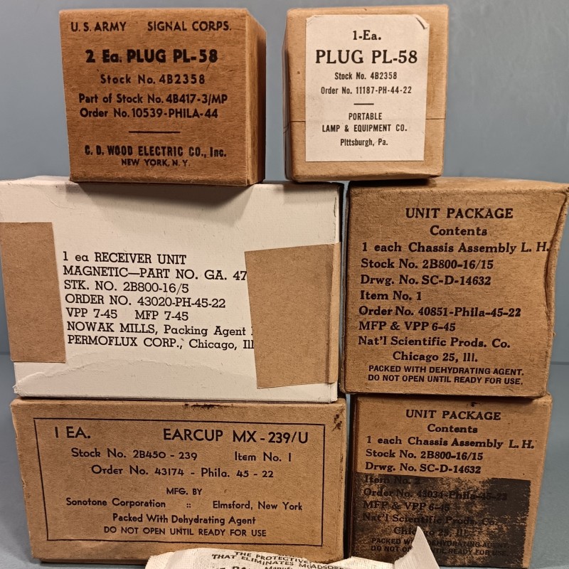 LOT DE MATERIEL US EN CARTON STOCK D'EPOQUE SECONDE GUERRE EQUIPEMENT DE RECHANGE POUR TRANSMISSION EMBALLAGES DATES 1944-45
