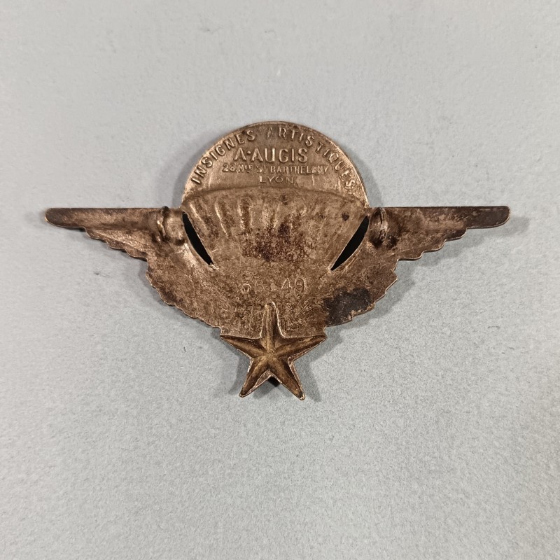 INSIGNE MILITAIRE BREVET PARACHUTISTE NUMEROTE 36149 BREVETE EN 1949 FABRICATION D'EPOQUE A.AUGIS