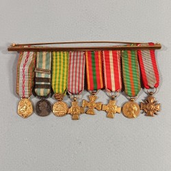 FRANCE BARRETTE DE 8 REDUCTIONS DES MEDAILLES MILITAIRES D'UN ANCIEN DE LA SECONDE GUERRE COLONIAL INDO °