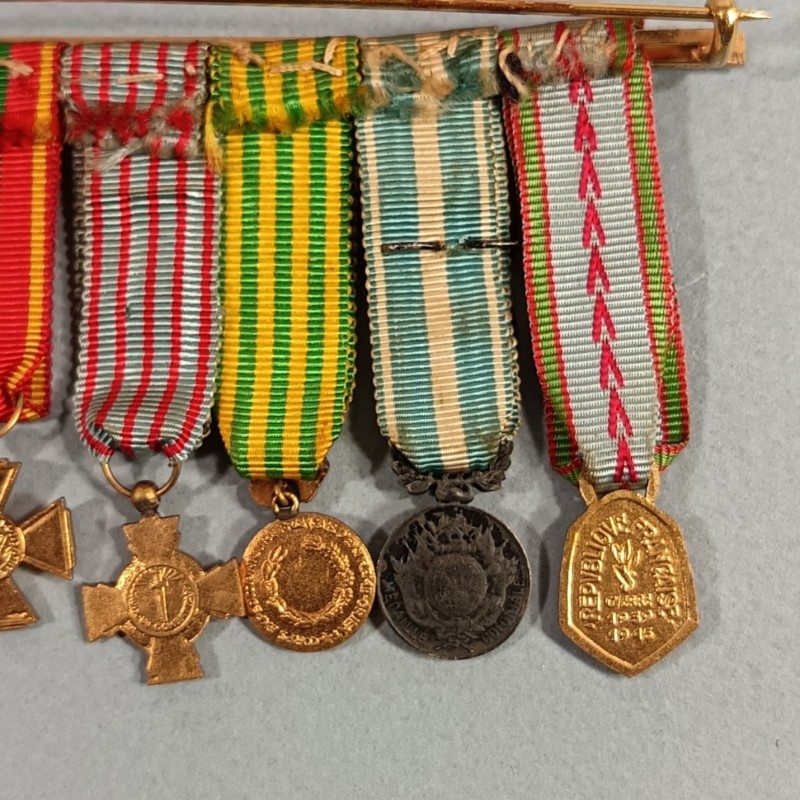 FRANCE BARRETTE DE 8 REDUCTIONS DES MEDAILLES MILITAIRES D'UN ANCIEN DE LA SECONDE GUERRE COLONIAL INDO °