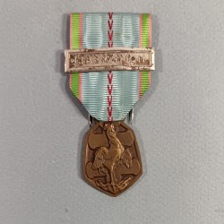 MEDAILLE COMMEMORATIVE GUERRE 1939-1945 ARMEE DE LIBERATION AVEC BARRETTE LIBERATION
