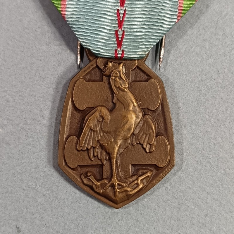 MEDAILLE COMMEMORATIVE GUERRE 1939-1945 ARMEE DE LIBERATION AVEC BARRETTE LIBERATION