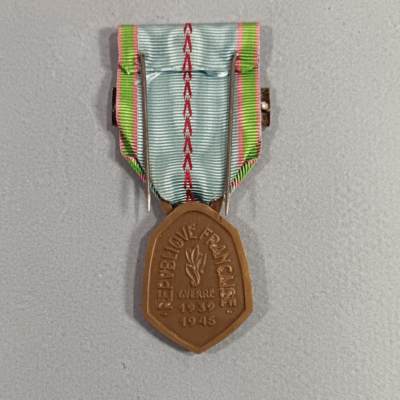 MEDAILLE COMMEMORATIVE GUERRE 1939-1945 ARMEE DE LIBERATION AVEC BARRETTE LIBERATION