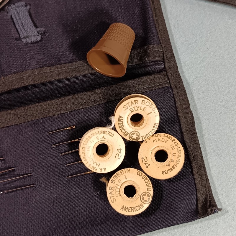 TROUSSE DE COUTURE EQUIPEMENT INDIVIDUEL WAAC OU DES GI MILITARIA US WW2 BOUTONS FILS COTON BOBINE CISEAUX