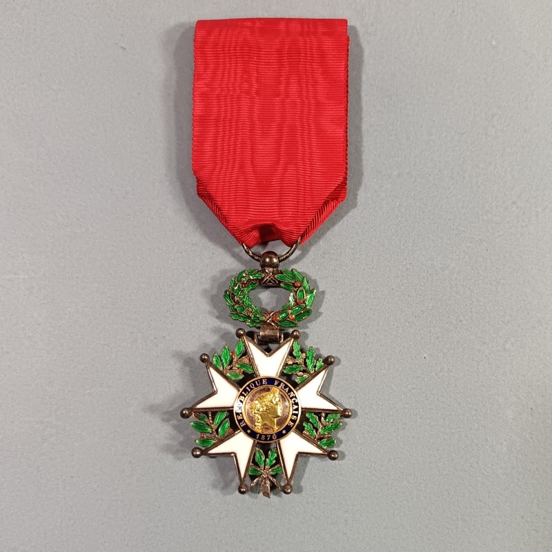 FRANCE MEDAILLE CROIX DE CHEVALIER DE L'ORDRE DE LA LEGION D'HONNEUR 3 ème REPUBLIQUE MODELE EN ARGENT A FILETS