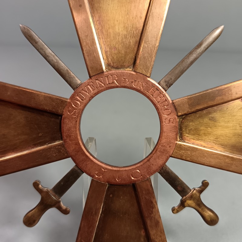 SOUVENIR MILITAIRE GRANDE CROIX DE GUERRE 1914 1918 OU 1939 1945 SOUVENIR D'UN HEROS J.C. HAUTEUR 14.5 cm