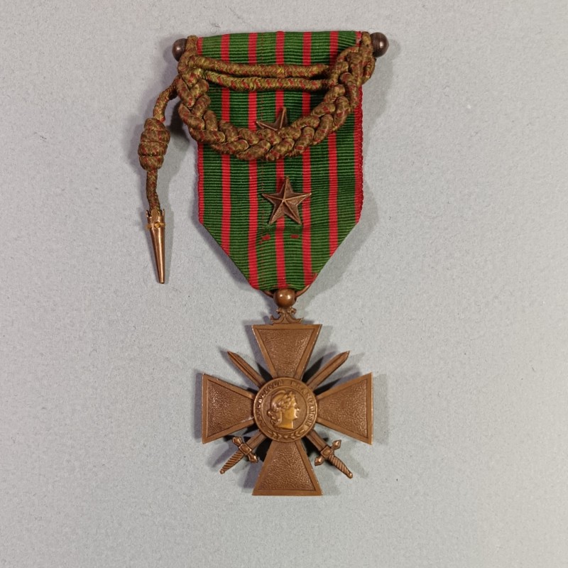 CROIX DE GUERRE 1914-1917 AVEC DEUX ETOILES POUR CITATIONS A L'ORDRE DU REGIMENT REDUCTION DE FOURRAGERE