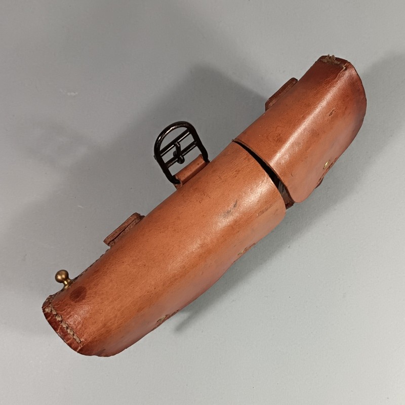 CARTOUCHIERE MODELE 1935 / 1937 COTE GAUCHE COULEUR MARRON CUIR LISSE TAMPONNEE ANNEES 1940