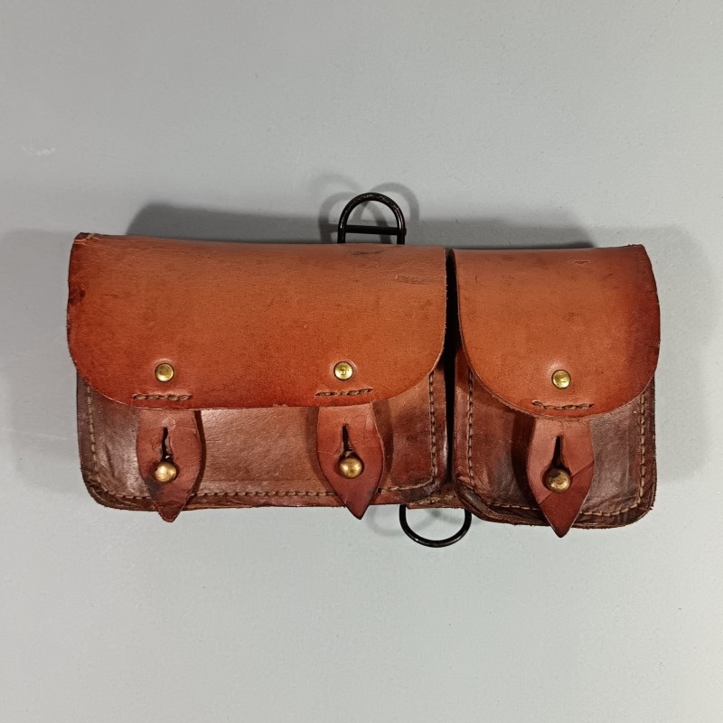 CARTOUCHIERE MODELE 1935 / 1937 COTE GAUCHE COULEUR MARRON CUIR LISSE TAMPONNEE ANNEES 1940