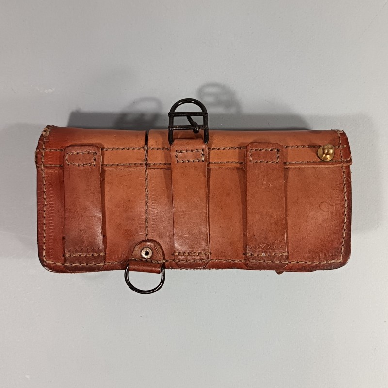 CARTOUCHIERE MODELE 1935 / 1937 COTE GAUCHE COULEUR MARRON CUIR LISSE TAMPONNEE ANNEES 1940