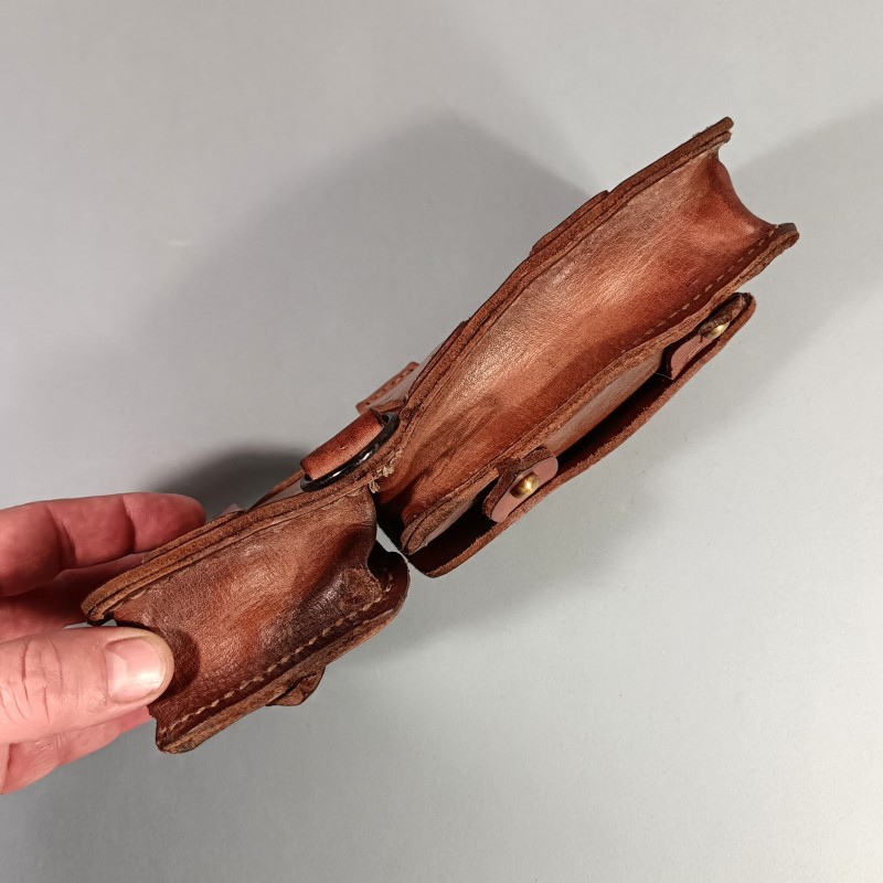 CARTOUCHIERE MODELE 1935 / 1937 COTE GAUCHE COULEUR MARRON CUIR LISSE TAMPONNEE ANNEES 1940