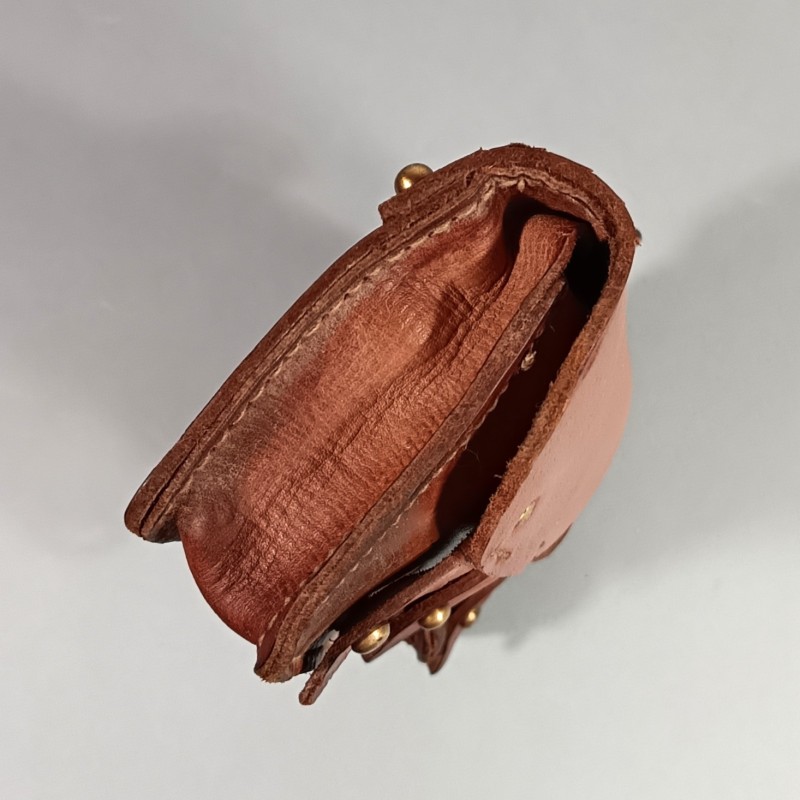 CARTOUCHIERE MODELE 1935 / 1937 COTE GAUCHE COULEUR MARRON CUIR LISSE TAMPONNEE ANNEES 1940