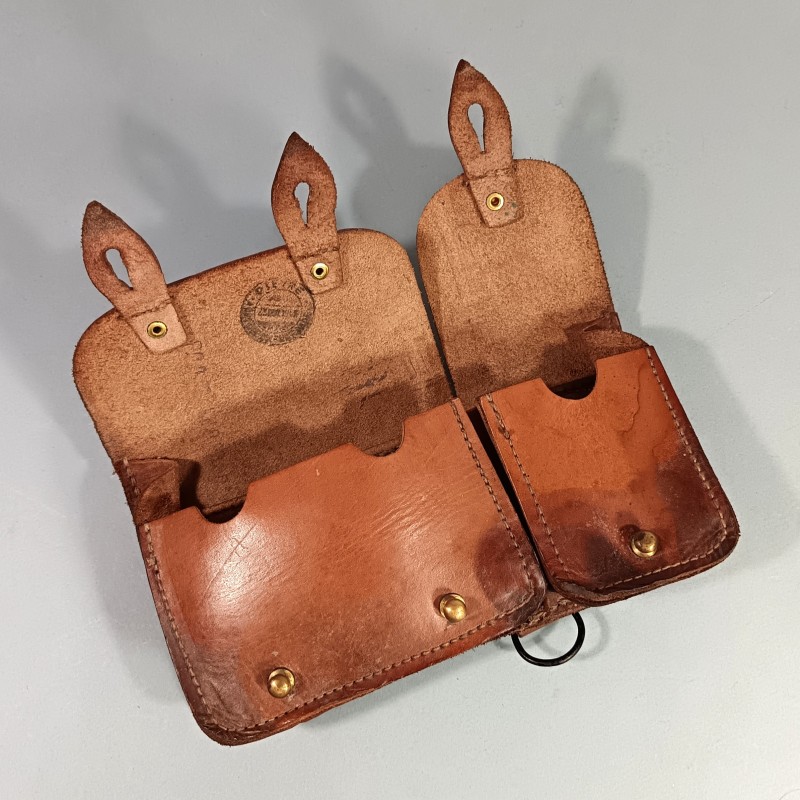CARTOUCHIERE MODELE 1935 / 1937 COTE GAUCHE COULEUR MARRON CUIR LISSE TAMPONNEE ANNEES 1940