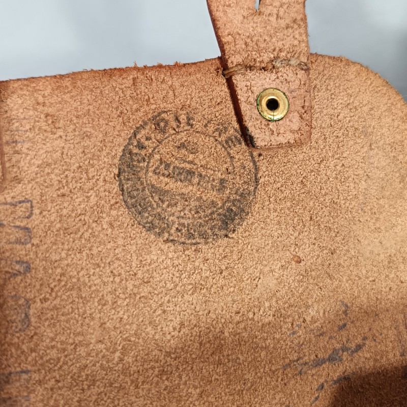 CARTOUCHIERE MODELE 1935 / 1937 COTE GAUCHE COULEUR MARRON CUIR LISSE TAMPONNEE ANNEES 1940