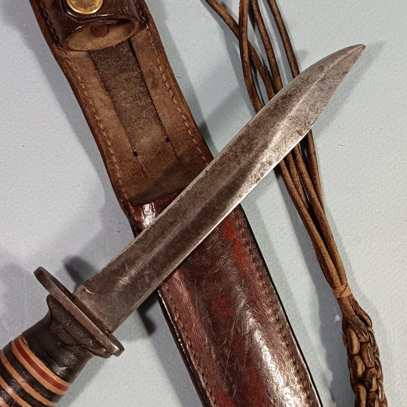 COUTEAU DE COMBAT DE TYPE USM3 OU MEME PERIODE MARQUAGE LAME AERIAL FOURREAU CUIR TRENCH KNIFE US WW2