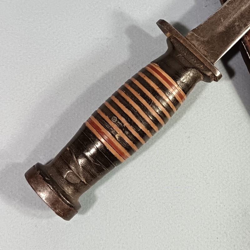 COUTEAU DE COMBAT DE TYPE USM3 OU MEME PERIODE MARQUAGE LAME AERIAL FOURREAU CUIR TRENCH KNIFE US WW2