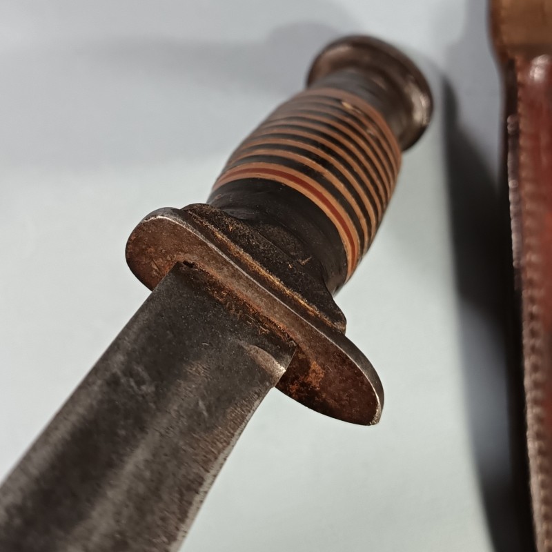 COUTEAU DE COMBAT DE TYPE USM3 OU MEME PERIODE MARQUAGE LAME AERIAL FOURREAU CUIR TRENCH KNIFE US WW2