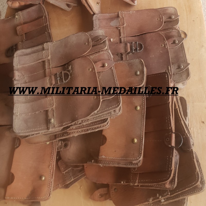 CARTOUCHIERE MODELE 1935 / 1937 COTE GAUCHE COULEUR MARRON CUIR LISSE TAMPONNEE ANNEES 1940