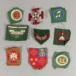 ENSEMBLE D'INSIGNES SCOUTS DE FRANCE INSIGNE METALIQUE EMAILLE CHOBILLON ET TISSU BRODE ET BEVO ANNEES 1940 - 1950