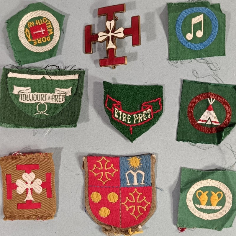 ENSEMBLE D'INSIGNES SCOUTS DE FRANCE INSIGNE METALIQUE EMAILLE CHOBILLON ET TISSU BRODE ET BEVO ANNEES 1940 - 1950