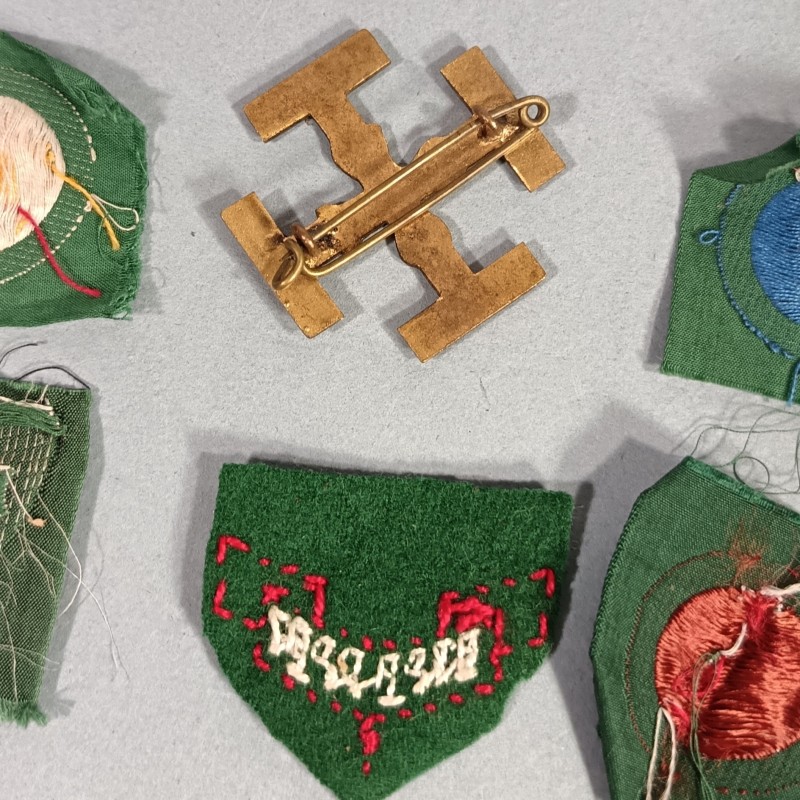 ENSEMBLE D'INSIGNES SCOUTS DE FRANCE INSIGNE METALIQUE EMAILLE CHOBILLON ET TISSU BRODE ET BEVO ANNEES 1940 - 1950