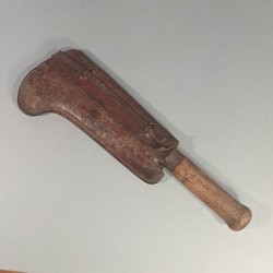 OUTIL MILITAIRE SERPE INDIVIDUELLE EQUIPEMENT DE SOLDAT GUERRE 1914 1918 OU 1939 145 CUIR DATE 1917 ET SERPE 1922