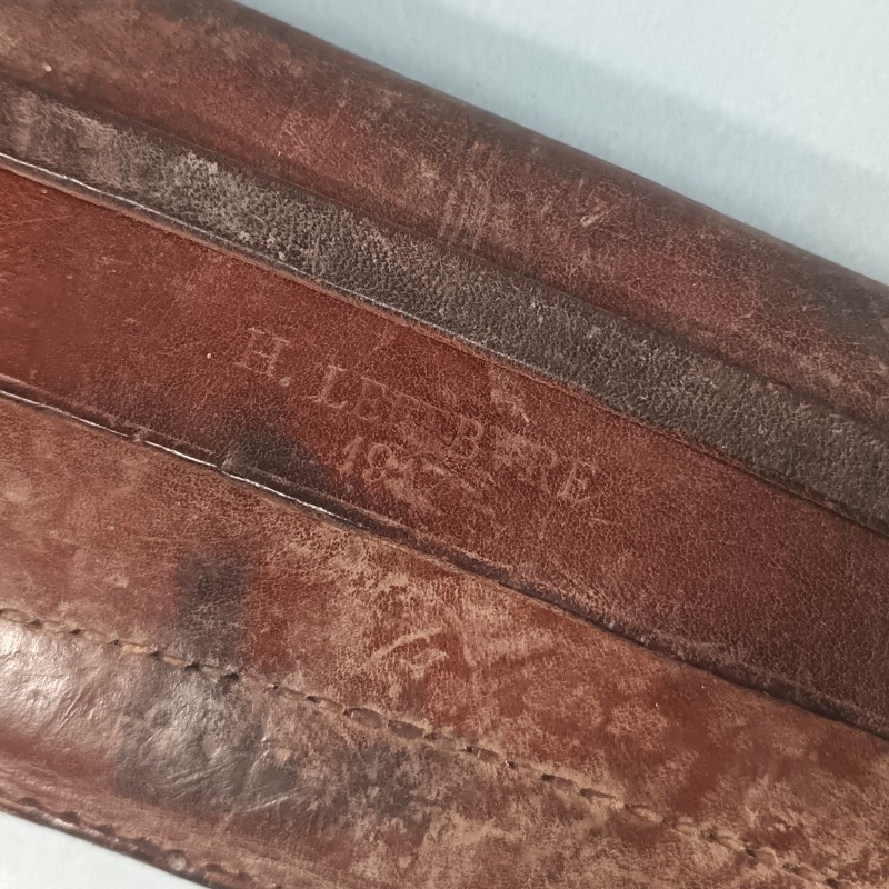 OUTIL MILITAIRE SERPE INDIVIDUELLE EQUIPEMENT DE SOLDAT GUERRE 1914 1918 OU 1939 145 CUIR DATE 1917 ET SERPE 1922