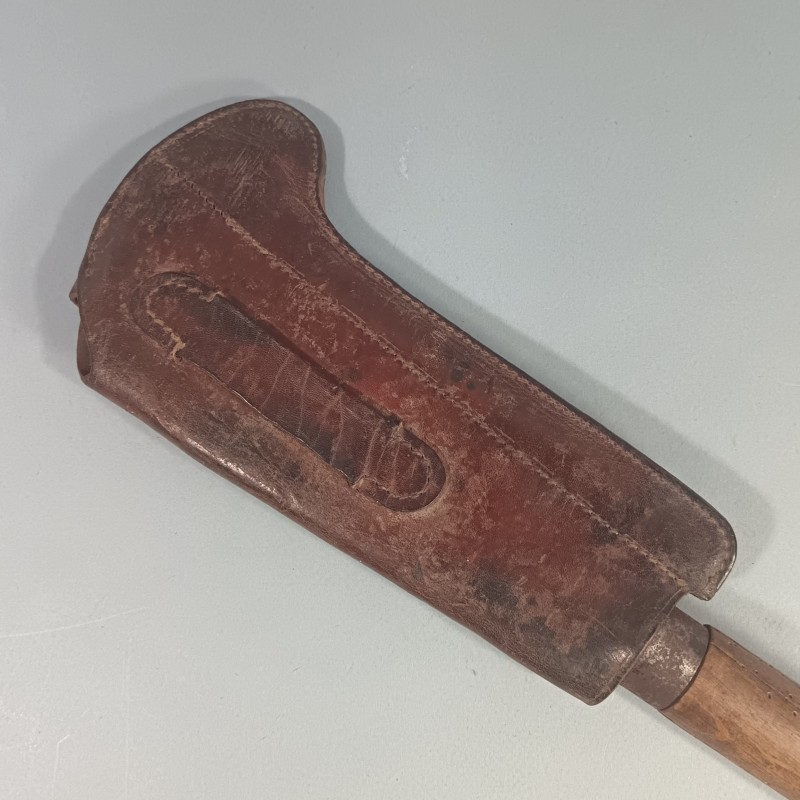 OUTIL MILITAIRE SERPE INDIVIDUELLE EQUIPEMENT DE SOLDAT GUERRE 1914 1918 OU 1939 145 CUIR DATE 1917 ET SERPE 1922